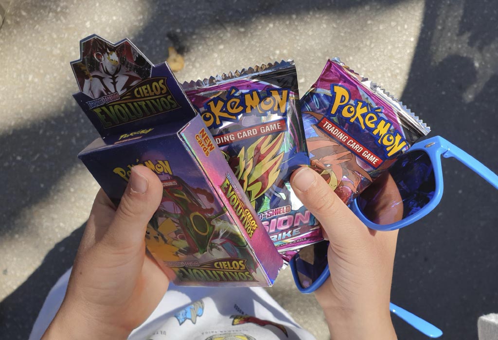 Cartas Pokémon falsas compradas en el mercadillo